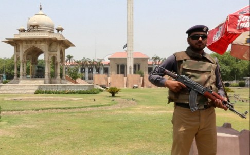 A Pakistani policeman stands guard as the newly elected lawmakers of Punjab province arrive to attend the first session of the Punjab assembly, in Lahore, Pakistan. Photo: EPA