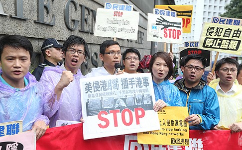 Members of pro-Beijing party DAB protest outside the US consulate in Hong Kong. Photo: Sam Tsang