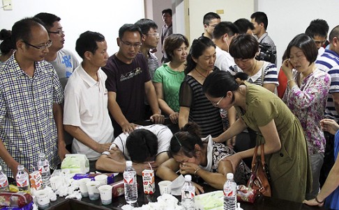 Family members of Wang Linjia mourn their loss at a middle school in Quzhou, Zhejiang province. Photo: Reuters