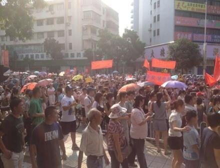 Residents seen marching against a uranium processing facility in Jiangmen on Friday. Screenshot from Sina Weibo. 