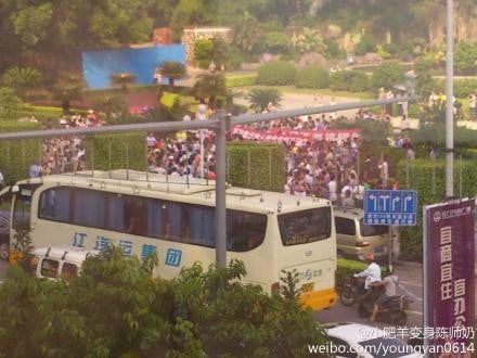 Crowd seen later on Friday morning at the Donghu Lake Park in Jiangmen. Screenshot from Sina Weibo. 
