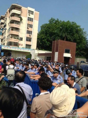 Police seen trying to stop protesters from entering the Jiangmen municipal government building on Friday morning. Screenshot from Sina Weibo. 