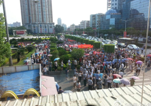 Crowd seen later on Friday morning at the Celeste Palace Hotel in Jiangmen. Screenshot from Sina Weibo. 