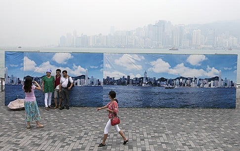 Mainland tourists take photos on Wednesday in front of an outdoor banner in Kowloon showing what Hong Kong looks like on a clean air day. Thursday’s readings were worse than Wednesday's, which were still rated as very high. Photo: EPA