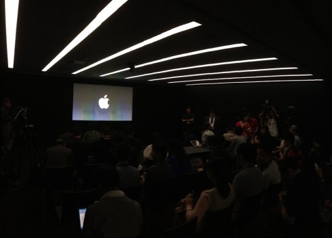 In the dark: Chinese reporters are shown a replay of the US Apple launch. Photo: SCMP/Simon Song
