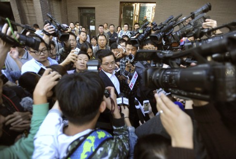 Legal advisor Lan He is surrounded by journalists as he arrives at a court ahead of a verdict hearing of Li Tianyi, in Beijing, September 26, 2013. Photo: Reuters