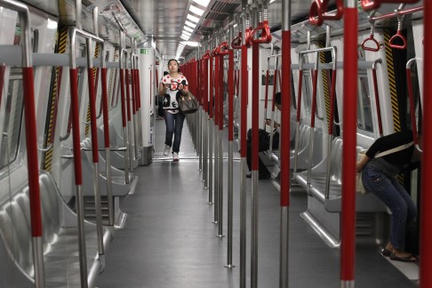 There are no doors between cars on Hong Kong's MTR, allowing unrestricted flow throughout the length of the train. Photo: Edward Wong