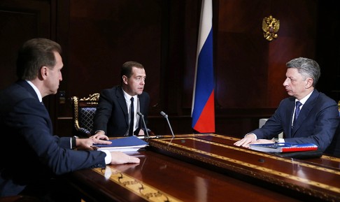 Russian Prime Minister Dmitry Medvedev (centre) and First Deputy Prime Minister Igor Shuvalov (left) meet with Vice Prime Minister of Ukraine Yuriy Boiko at the Gorki residence outside Moscow, Russia, on Wednesday. Photo: EPA