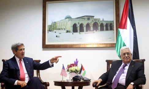 Palestinian President Mahmoud Abbas (right) meets with US Secretary of State John Kerry (left) in the West Bank city of Ramallah. Photo: EPA