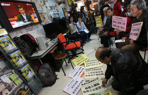 Hongkongers watch a telecast of the policy address and give an immediate response to policy initiatives. Photo: SCMP/David Wong