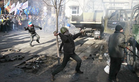 Anti-government protesters throw stones at Interior Ministry officers during a rally near the Vekhovnaya Rada, Ukraine's  parliament, in Kiev, on Tuesday. Photo: Reuters