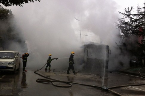 Sina Weibo screenshot of firefighters extinguishing the blaze on the bus