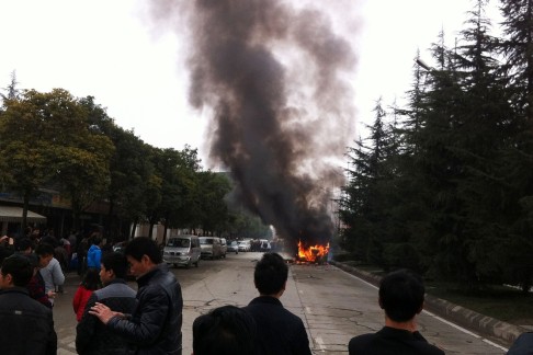 Sina Weibo screenshot of people watching the fire on the bus