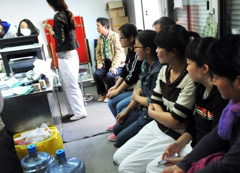 Volunteers wait to donate blood at a mobile blood collection station in Kunming, capital of southwest China's Yunnan Province. Photo: Xinhua