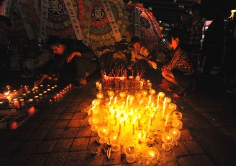 People attend a candlelight vigil to mourn for victims killed by knife-wielding attackers at Kunming Railway Station in Kunming of southwest China's Yunnan Province. Photo: Xinhua