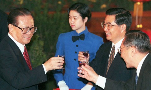 Former president Jiang Zemin does a toast with Xi Jinping's predecessor, Hu Jintao (2nd from right), at a party meeting in 2005. Expensive alcohol has been banned from public functions under Xi's austerity drive. Photo: Reuters