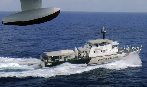A patrol vessel of Malaysian Maritime Enforcement Agency searches for the missing Malaysia Airlines plane. Photo: AP