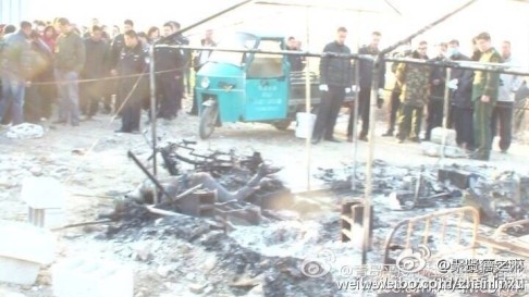 Villagers gathered near the debris of the tent that was burned down on Friday morning. Photo: weibo screenshot