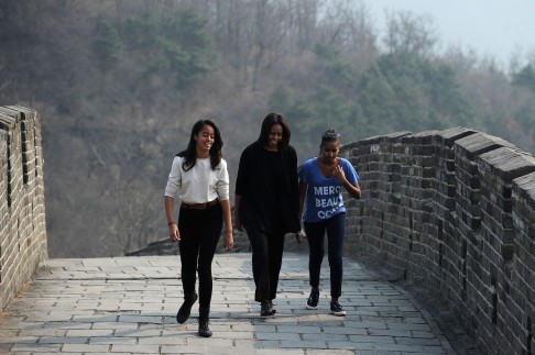 US First Lady Michelle Obama walks with her daughters Malia, left, and Sasha, right, during a visit to the Great Wall at Mutianyu, northeast of Beijing, on March 23, 2014. Photo: AFP