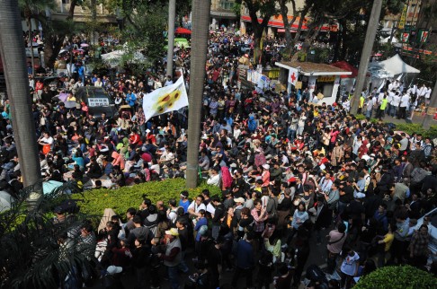 Thousands of demonstrators continue to gather outside the parliament building on Sunday. A youth leader says their anger was sparked by lawmakers' decision to pass a trade deal in its entirety instead of reviewing it point by point. Photo: AFP