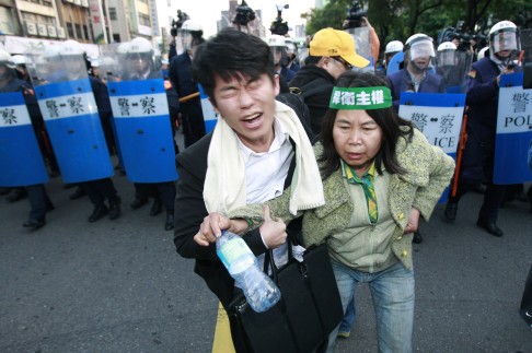 Taiwanese protesters are forced by riot police to leave the government cabinet buildings in Taipei. Photo: AP