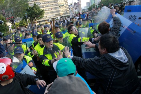 Taiwan's riot police clash with demonstrators as they try to clear the government cabinet buildings in Taipei. Photo: AP