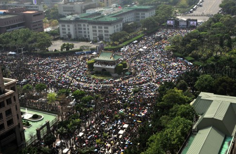 Protesters gather in a demonstration against a trade agreement with China, in front of the Presidential Palace (out of frame, at top right) in Taipei. Photo: AFP