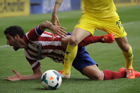 Atletico Madrid's midfielder Raul Garcia (left) vies with  Villarreal's Cani at the Vicente Calderon stadium. Photo: AFP 