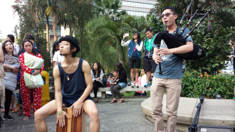 A bagpipes player entertained crowds during the pillow fight. Photo: SCMP 