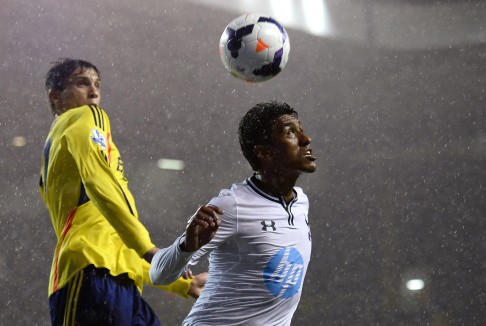 Sunderland's Santiago Vergini challenges Tottenham Hotspur's Paulinho. Photo: Reuters