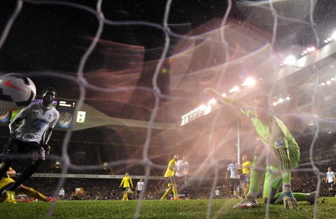 Tottenham Hotspur's Emmanuel Adebayor (L) scores past Sunderland's Vito Mannone. Photo: Reuters