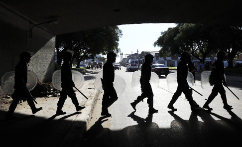 Riot police guard a supermarket attacked by looters in San Fernando, Buenos Aires in 2012. Photo: AFP