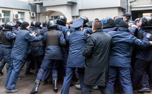 Ukrainian policemen try to stop pro-Russian protesters from storming the regional government building in Kharkiv. Photo: AFP