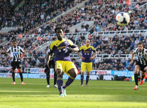 Swansea's Ivorian striker Wilfried Bony scores from the penalty spot in stoppage time to snatch a 2-1 win over Newcastle United at St James' Park. Photo: AFP 