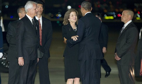 President Barack Obama is greeted by US Ambassador to Japan Caroline Kennedy and her husband Edwin Schlossberg. Photo: AP 