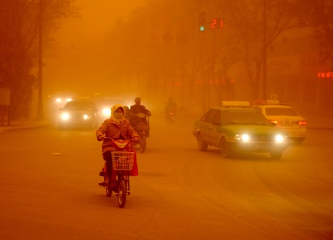 Traffic during the sandstorm in Dunhuang. Photo: Xinhua