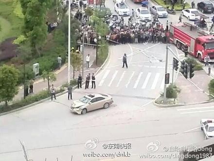 Onlookers are cordoned off by police at the scene of the crash. Photo: Weibo