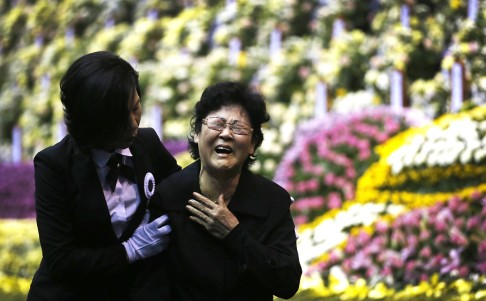 A mourner cries as she pays tribute to victims at the official memorial altar for the victims in Ansan. Photo: Reuters