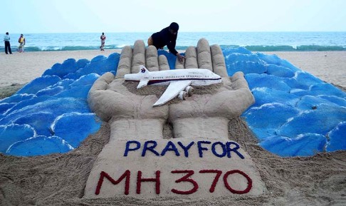 A sand sculpture of the missing flight created by artist Sudarshan Pattnaik on the banks of the Bay of Bengal in east India. Photo: Xinhua