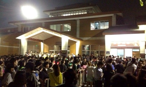 The mob flocked to the tourism office to demand a refund. Photo: Weibo
