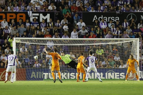 Iker Casillas can't save Humberto Osorio's shot for Valladolid. Photo: AFP