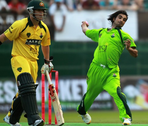 Pakistan bowler Imran Nazir (right) in action against Australia in the finals of the Hong Kong Cricket Sixes. Australia won the match, which raised eyebrows, because they needed 46 runs off eight balls. Photo: Jonathan Wong 