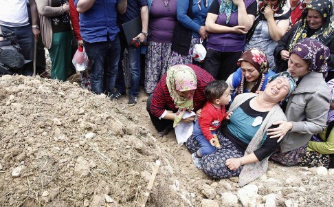 Women mourn during the funeral of a miner who died in the Soma tragedy. Photo: Reuters