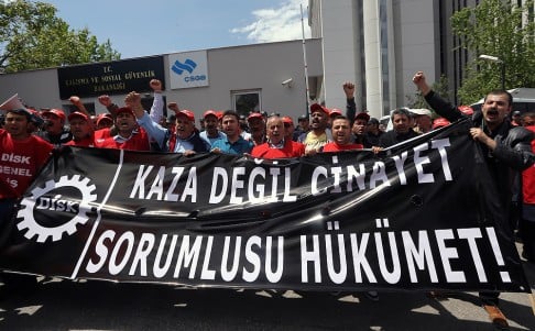 Turkish workers gather in Ankara to pay tribute to the miners who lost their lives. The banner they carry reads: 'This is not an accident, but murder. The government is responsible.' Photo: AP