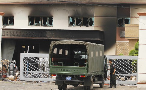 A riot police officer stands guard outside a damaged factory in Vietnam's southern Binh Duong province on Friday. Photo: Reuters