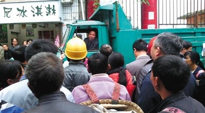 A truck blocked the door of a local government building in Zhenxiong county, Yunnan province. Fang Jiushu was later shot dead by police. Photo: Xinhua  