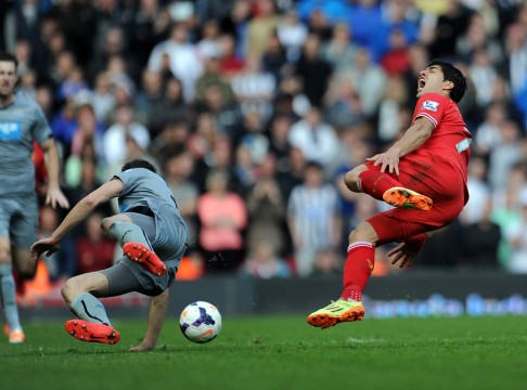 Paul Dummett and Luis Suarez clash in the Premier League game on May 11. Photo: Reuters