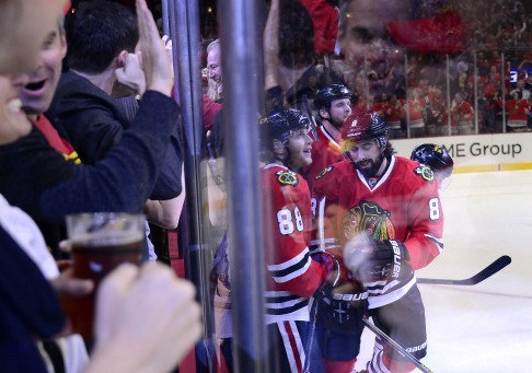 Fans pound on the glass after Chicago Blackhawks' Nick Leddy scores against the Los Angeles in game two of the Western Conference finals. Photo: AP