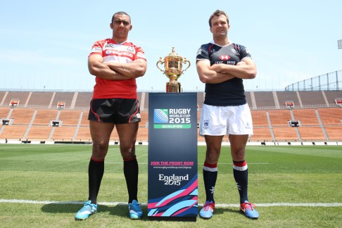 Hong Kong skipper Nick Hewson (right) and his Japanese counterpart Michael Leitch pose with the William Webb Ellis trophy ahead of their A5N World Cup qualifier clash in Tokyo. Photo: ARFU