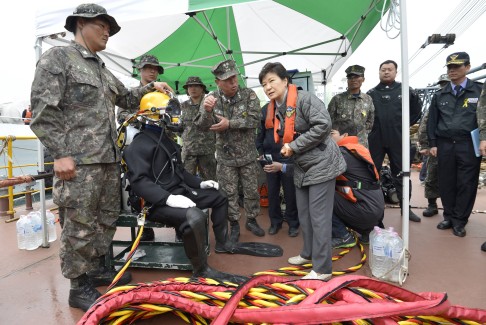 South Korean President Park Geun-hye talks to search and rescue divers days after the passenger ship Sewol sank. Photo: Reuters